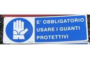 OBBLIGATORIO USARE GUANTI PROTETTIVI